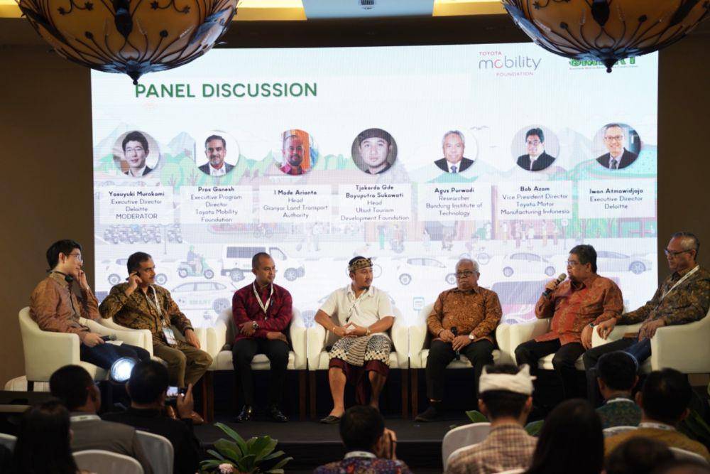 Wakil Presiden Direktur PT Toyota Motor Manufacturing Indonesia (TMMIN) Bob Azam (kedua kanan) bersama Direktur Program Eksekutif Toyota Mobility Foundation (TMF) Pras Ganesh (kedua kiri), Executive Director Deloitte Yosuyuki Murakami (kanan), Kepala Dinas Perhubungan Kabupaten Gianyar I Made Arianta (ketiga kiri), Ketua Lembaga Pengembangan Pariwisata Ubud Tjokorda Gde Bayuputra Sukowati (tengah), peneliti Institut Teknologi Bandung (ITB) Agus Purwadi (ketiga kanan) dan Executive Director Deloi
