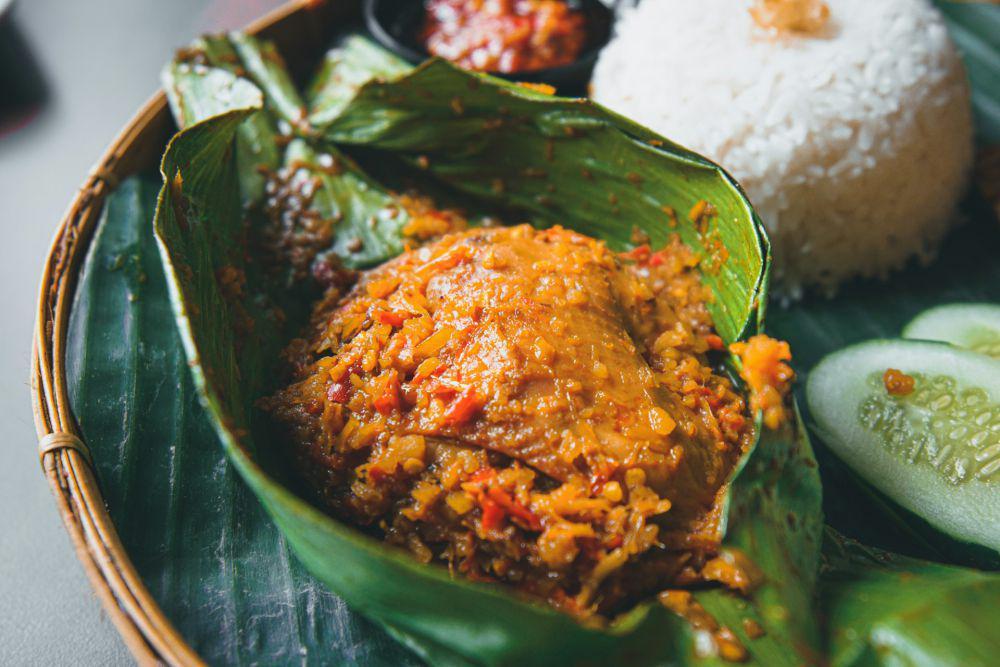 5 Daun Andalan yang Membuat Olahan Ayam Terasa Wangi