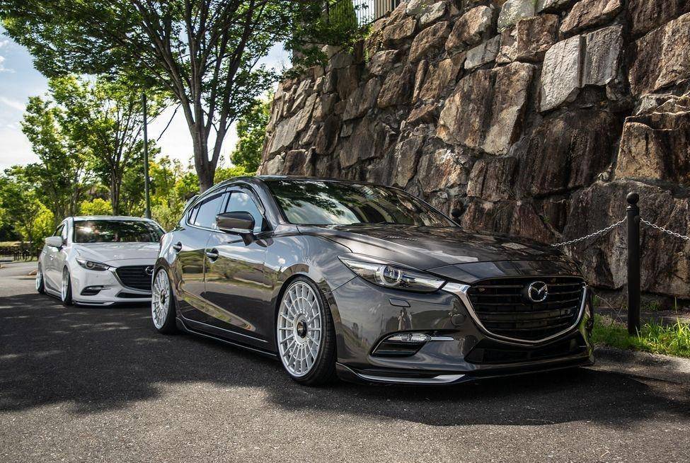 ilustrasi Mazda 3 Hatchback memakai velg Rotiform LAS-R Silver (instagram.com/kakirui8800)