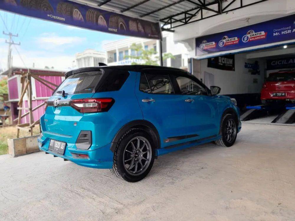 ilustrasi penerapan velg HSR BOROKO SRD R18 pada mobil Raize (instagram.com/yoloautosportkendari)