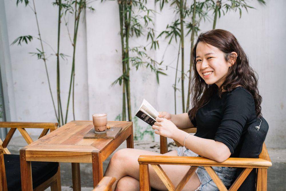 ilustrasi membaca buku di cafe (pexels.com/Anna Tarazevich)