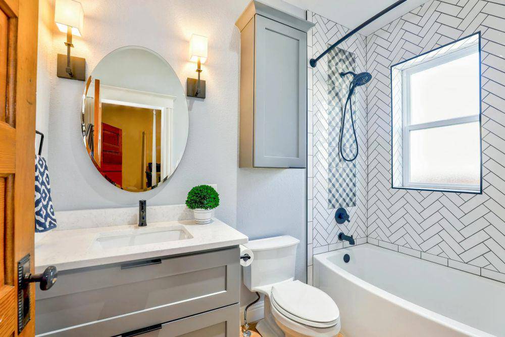 inspirasi desain kamar mandi ramah anak (pexels.com/Christa Grover)