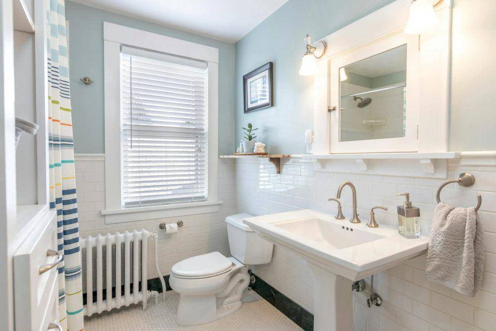 inspirasi dekorasi kamar mandi ramah anak (pexels.com/Clay Elliot)