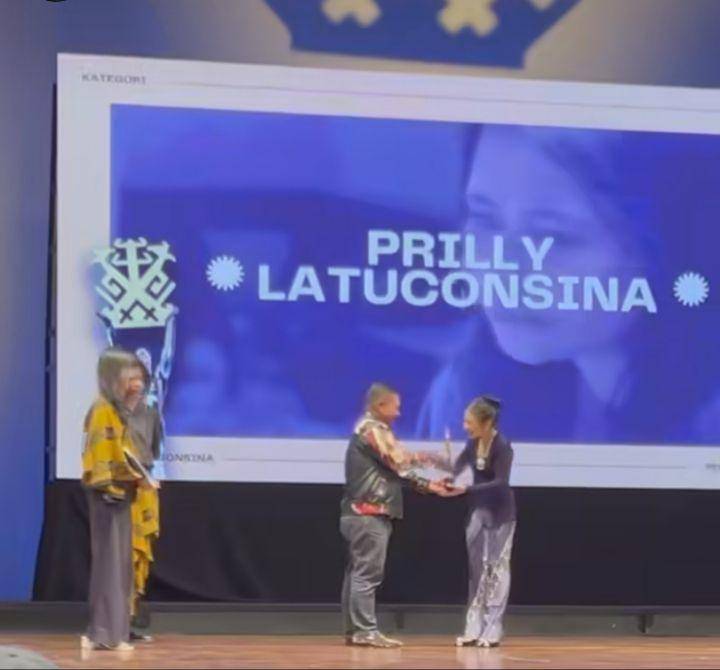 Prilly terima IKJ Awards (Instagram.com/prillylatuconsina96)