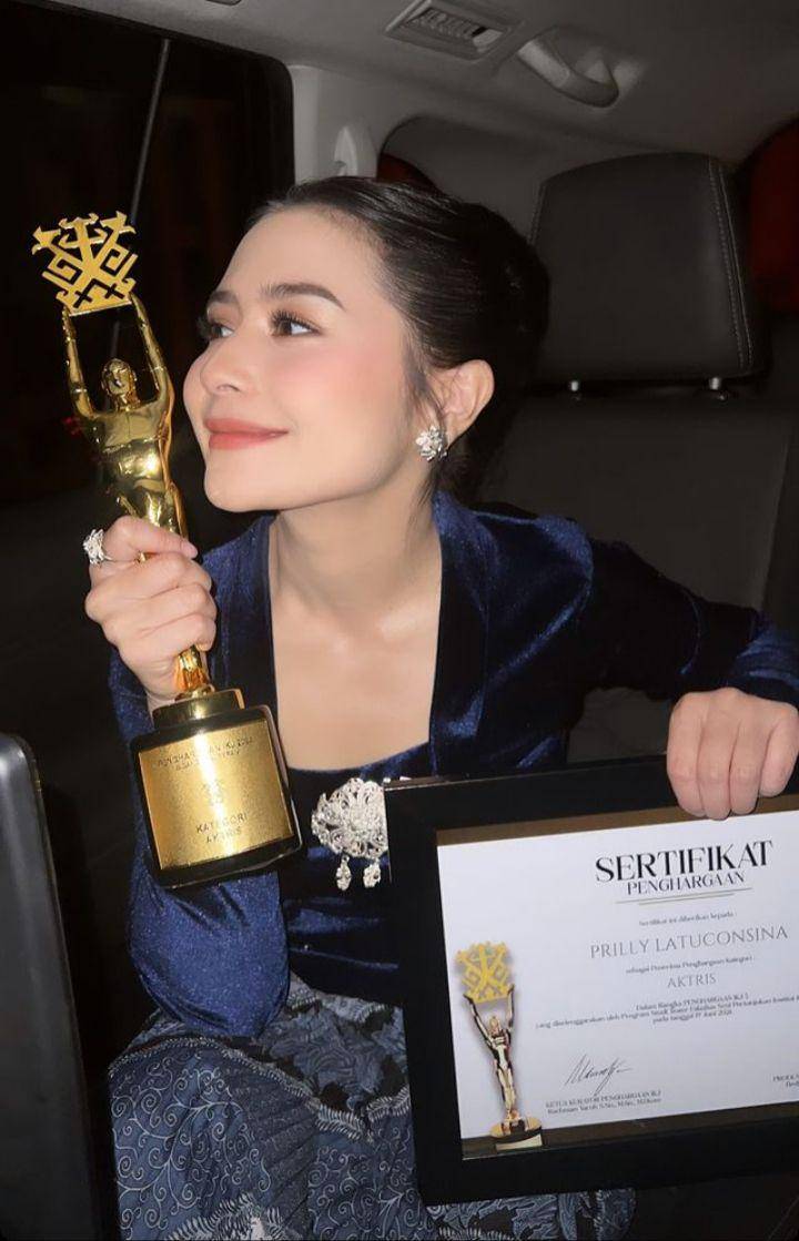 Prilly terima IKJ Awards (Instagram.com/prillylatuconsina96)