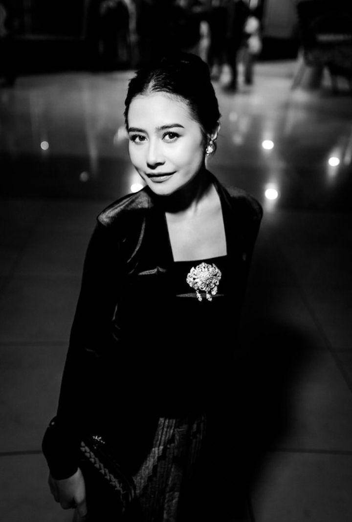 Prilly terima IKJ Awards (Instagram.com/prillylatuconsina96)