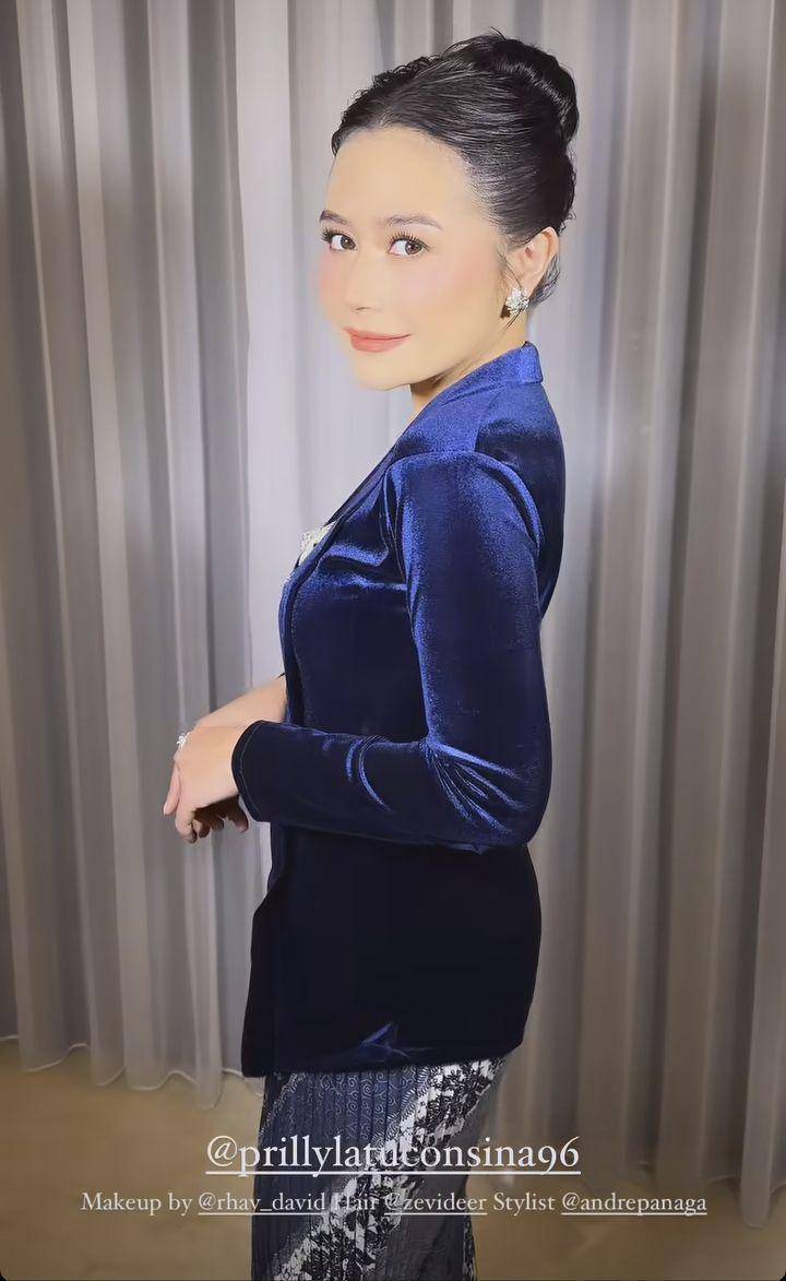 Prilly terima IKJ Awards (Instagram.com/prillylatuconsina96)