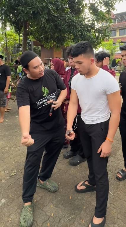 potret Saaih Halilintar sembelih sapi kurban sendiri (instagram.com/genhalilintar)