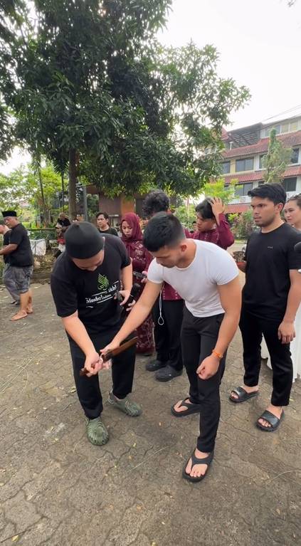 potret Saaih Halilintar sembelih sapi kurban sendiri (instagram.com/genhalilintar)