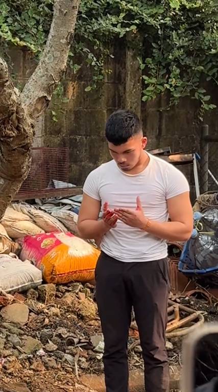 potret Saaih Halilintar sembelih sapi kurban sendiri (instagram.com/genhalilintar)