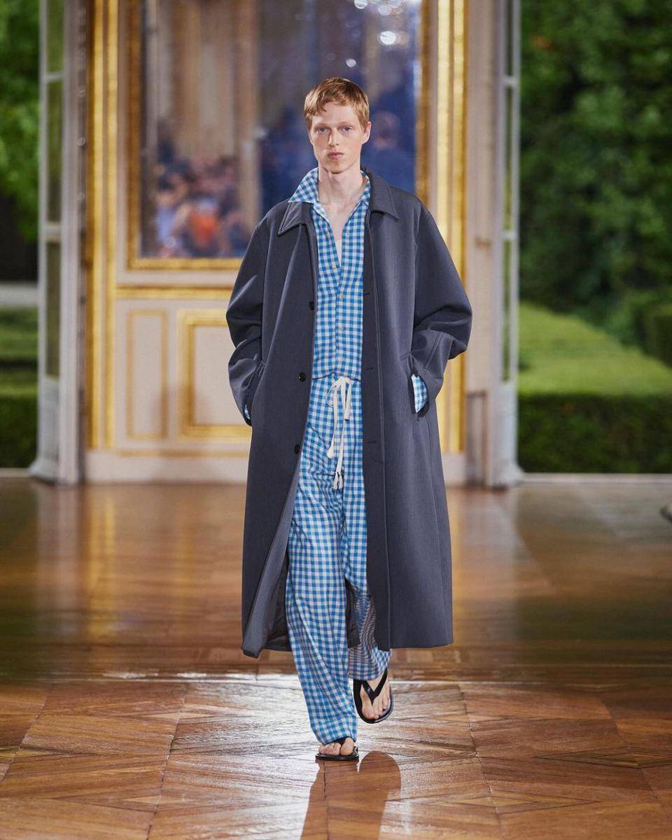 AURALEE S/S '25 di Paris Fashion Week Menswear 2024 (instagram.com/auralee_tokyo)