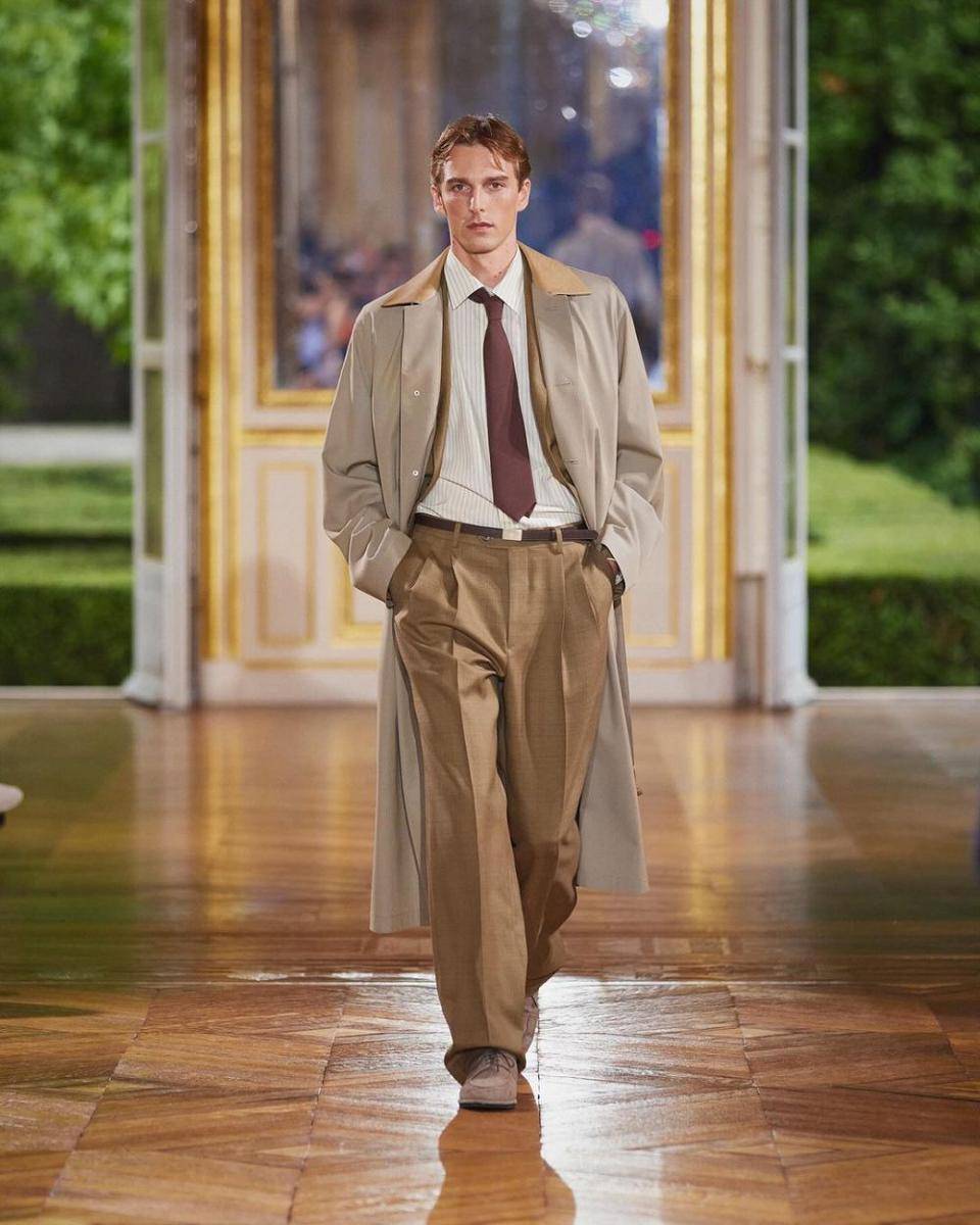 AURALEE S/S '25 di Paris Fashion Week Menswear 2024 (instagram.com/auralee_tokyo)