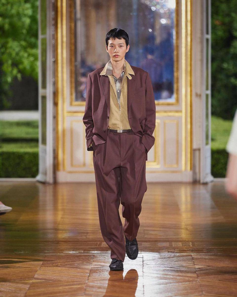 AURALEE S/S '25 di Paris Fashion Week Menswear 2024 (instagram.com/auralee_tokyo)