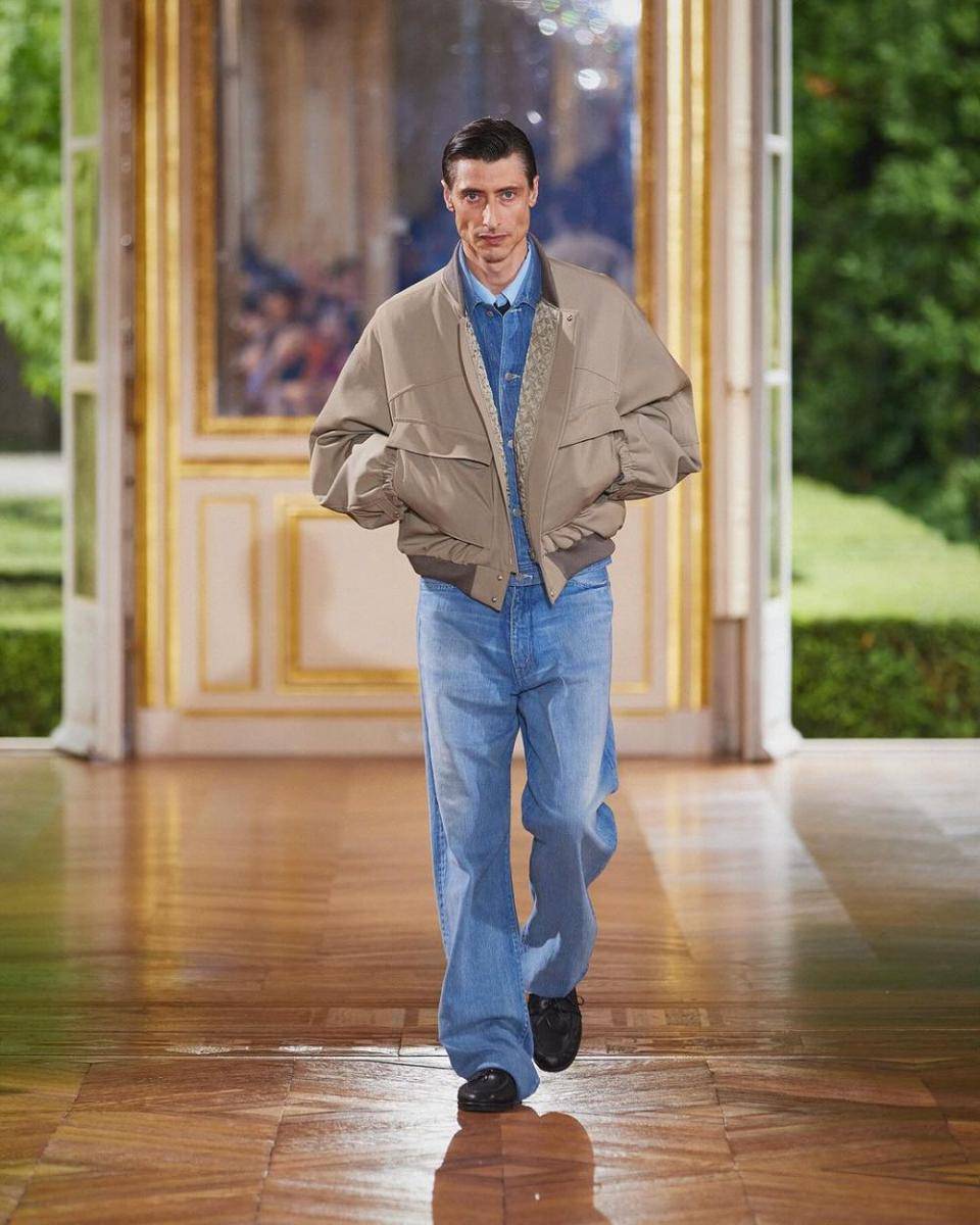 AURALEE S/S '25 di Paris Fashion Week Menswear 2024 (instagram.com/auralee_tokyo)