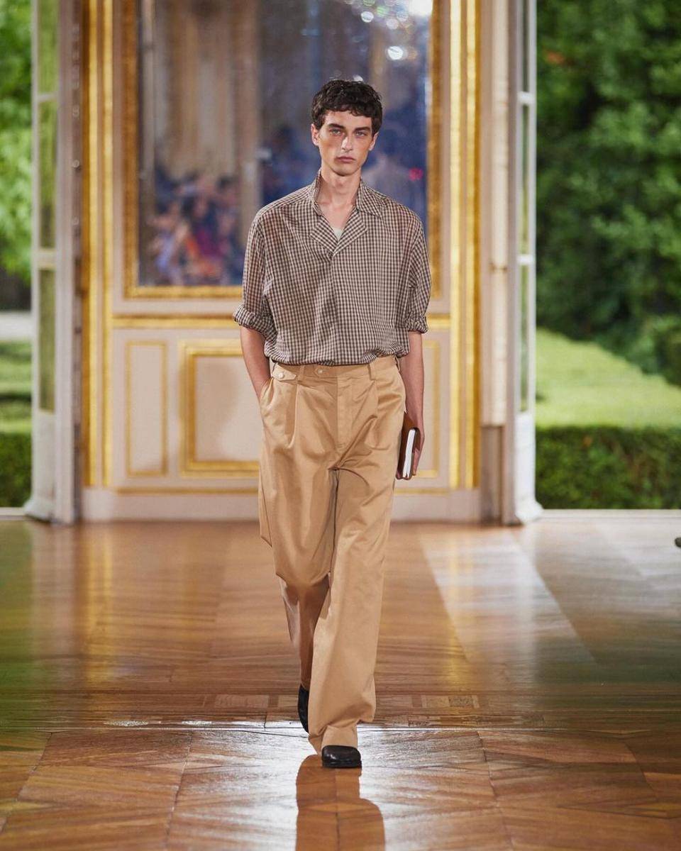 AURALEE S/S '25 di Paris Fashion Week Menswear 2024 (instagram.com/auralee_tokyo)