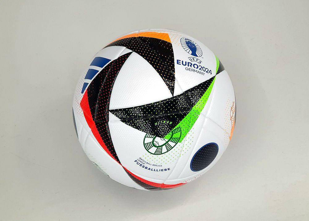 Potret bola resmi EURO 2024 "Fussballliebe" (commons.wikimedia.org/Bildersindtoll)