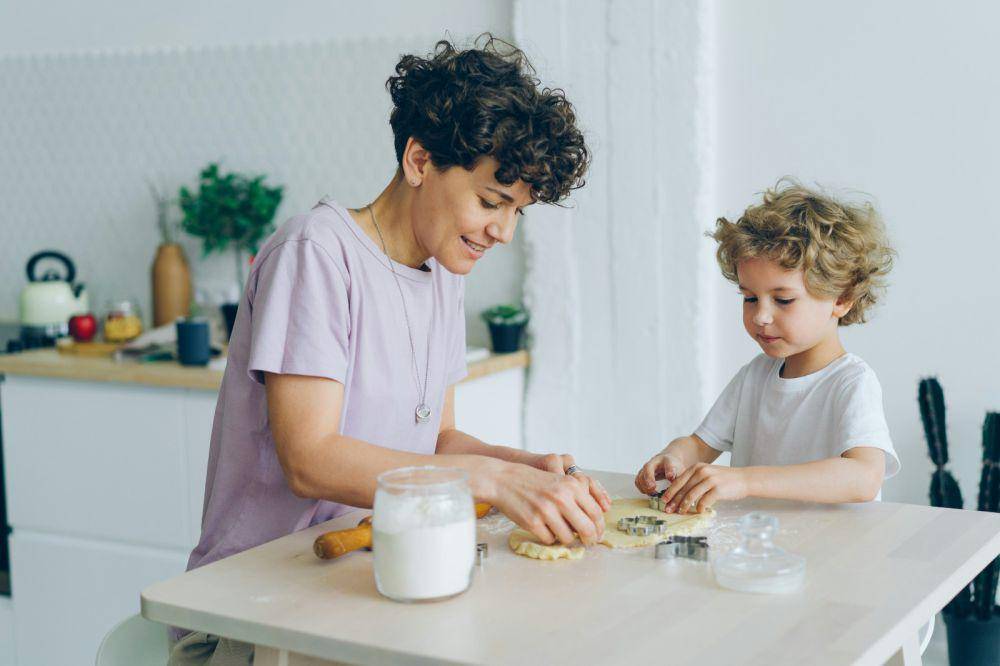 Ilustrasi ibu dan anak (unsplash.com/ Vitaly Gariev)