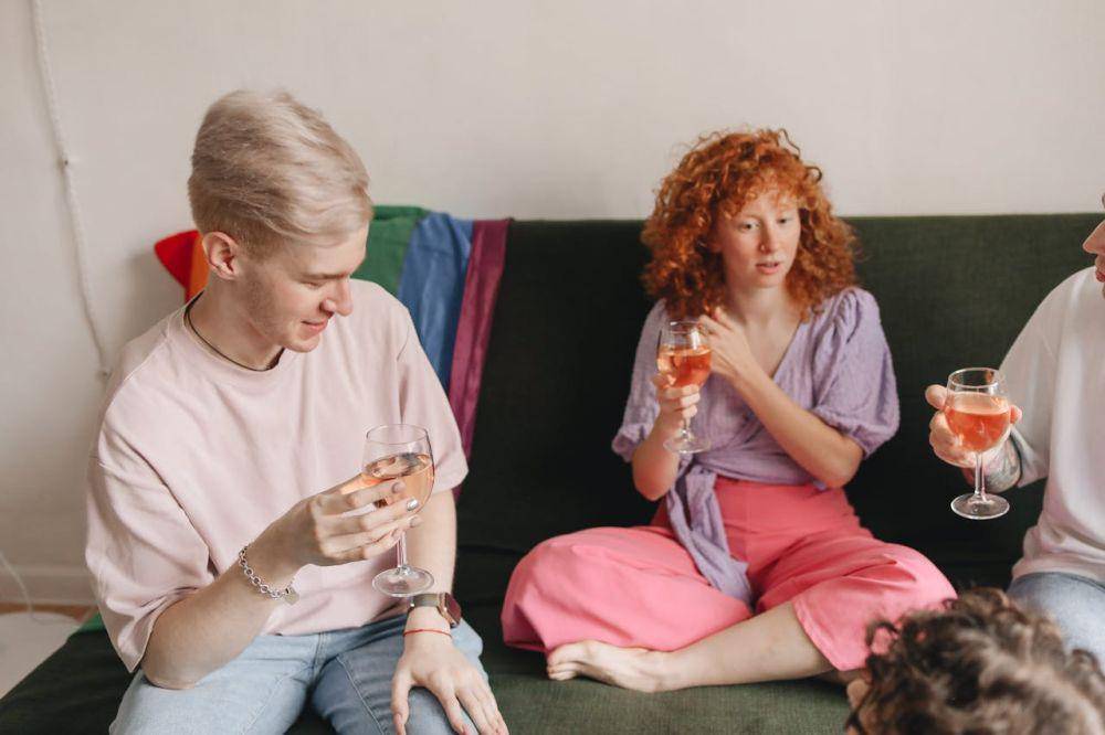 ilustrasi orang bergosip (pexels.com/Polina Tankilevitch)