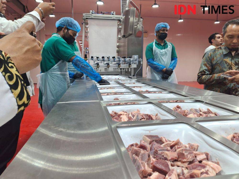 Proses pengolahan daging dam jemaah haji Indonesia yang akan dikirim ke Tanah Air, Kamis (19/6/2024). IDN Times/Faiz Nashrillah