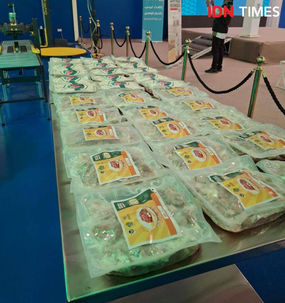 Proses pengolahan daging dam jemaah haji Indonesia yang akan dikirim ke Tanah Air, Kamis (19/6/2024). IDN Times/Faiz Nashrillah