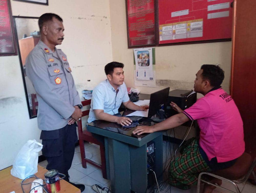 Tersangka MN saat diperiksa penyidik Satreskrim Polres Lotim (IDN Times/Ruhaili)