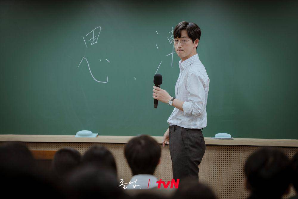 cuplikan drakor The Midnight Romance in Hagwon (dok. TVN/The Midnight Romance in Hagwon))