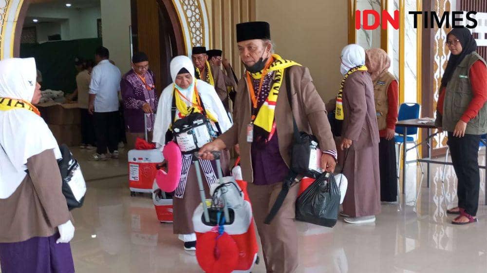 Jemaah haji NTB saat pemberangkatan ke Arab Saudi. (IDN Times/Muhammad Nasir)