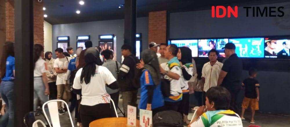 Atlet PON NTB diajak nonton film di bioskop. (IDN Times/Muhammad Nasir)