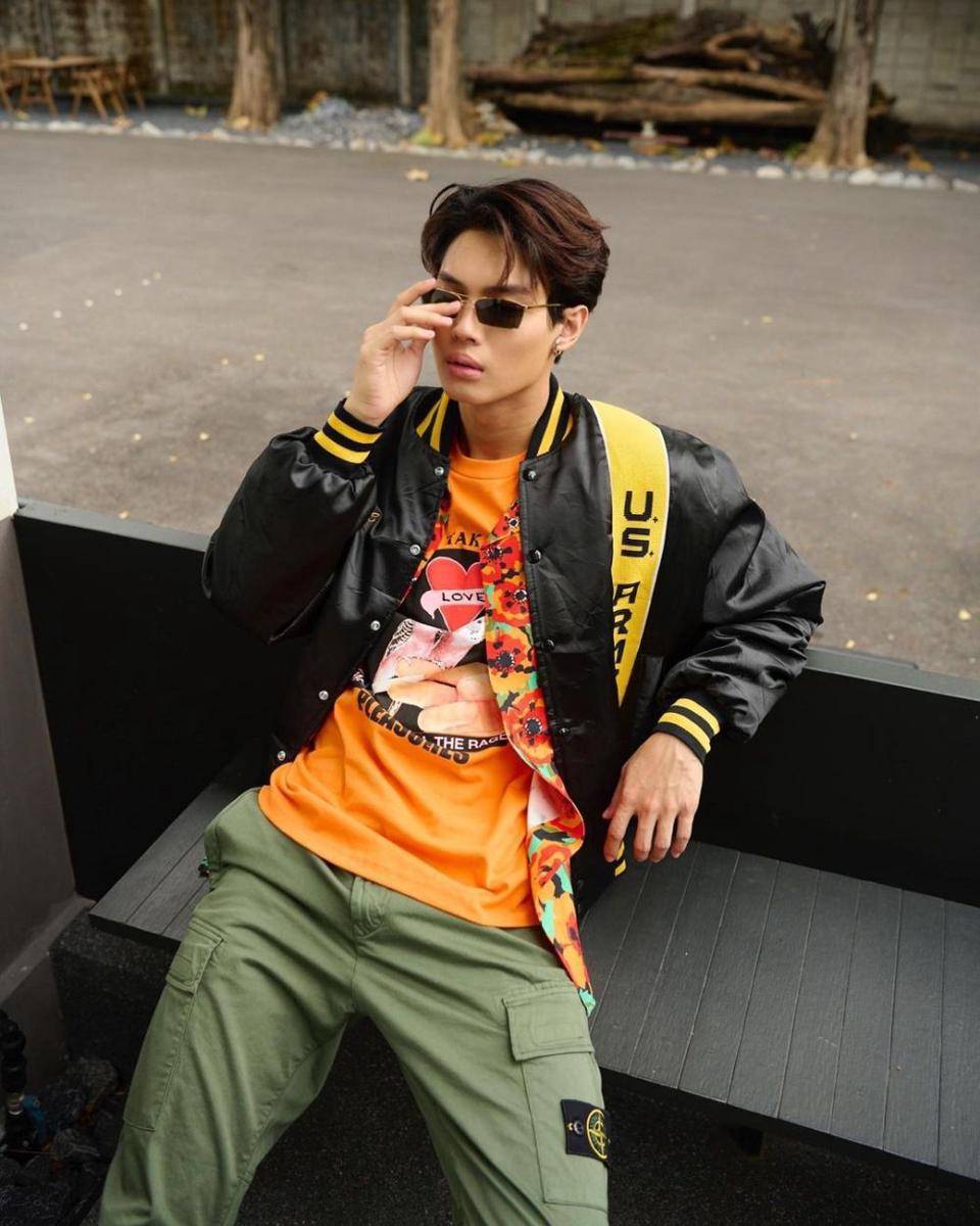 OOTD pakai kacamata ala Win Metawin (instagram.com/winmetawin)