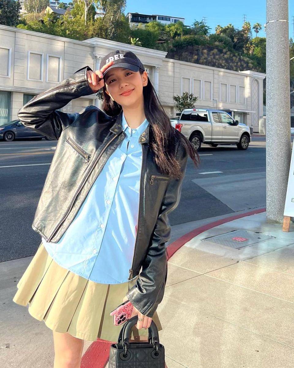 ide padu padan kemeja biru ala Jisoo BLACKPINK (instagram.com/sooyaaa__)