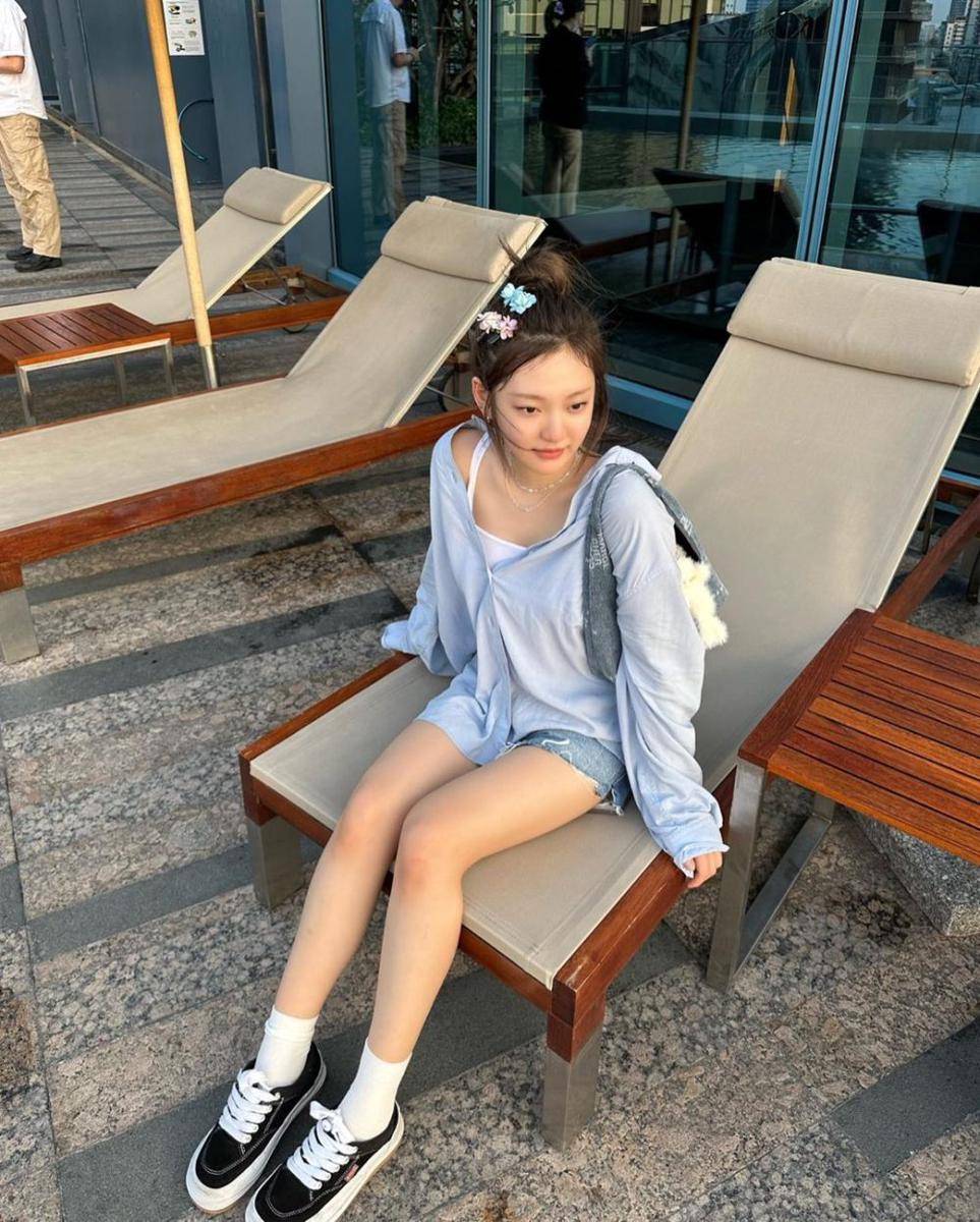 ide padu padan kemeja biru ala Ningning aespa (instagram.com/aespa_official)