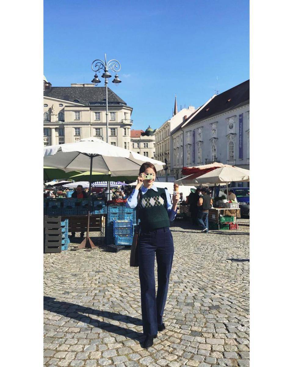 ide padu padan kemeja biru ala Yoona SNSD (instagram.com/yoona__lim)