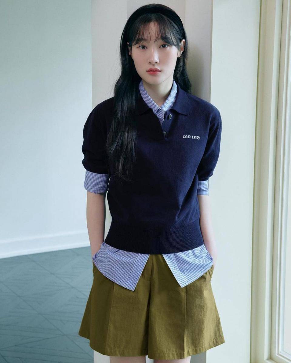 ide padu padan kemeja biru ala Jung Chaeyeon (instagram.com/j_chaeyeoni)