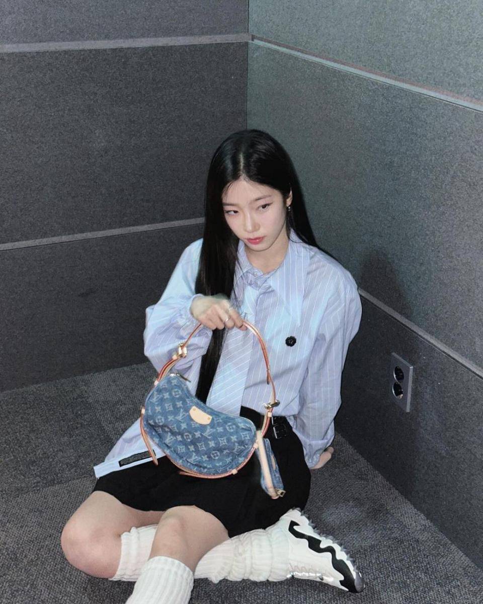 ide padu padan kemeja biru ala Kazuha LE SSERAFIM (instagram.com/zuhazana)