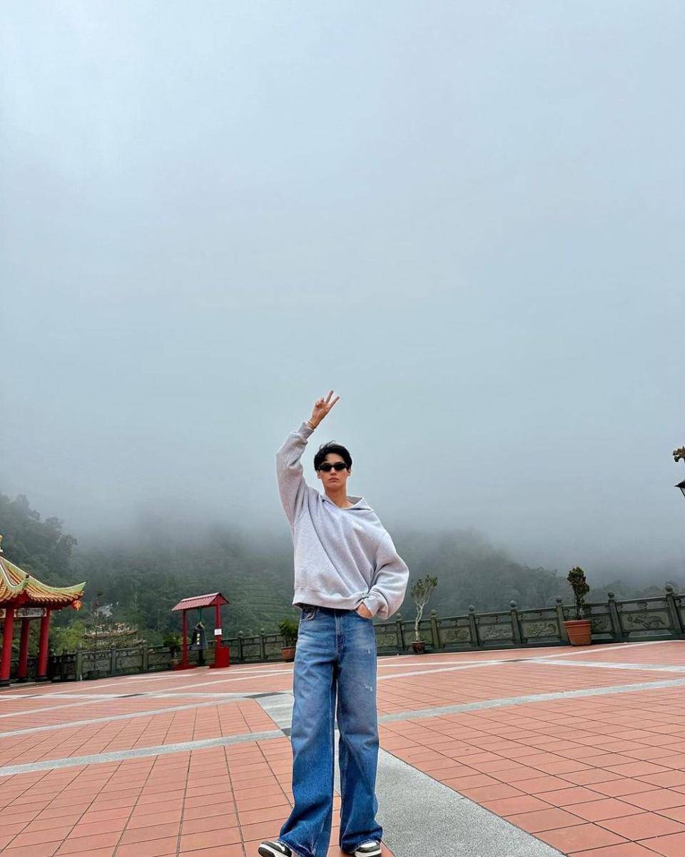 OOTD pakai kacamata ala Win Metawin (instagram.com/winmetawin)