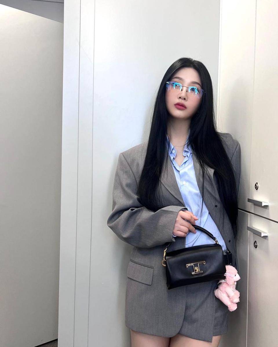 ide padu padan kemeja biru ala Joy Red Velvet (instagram.com/_imyour_joy)