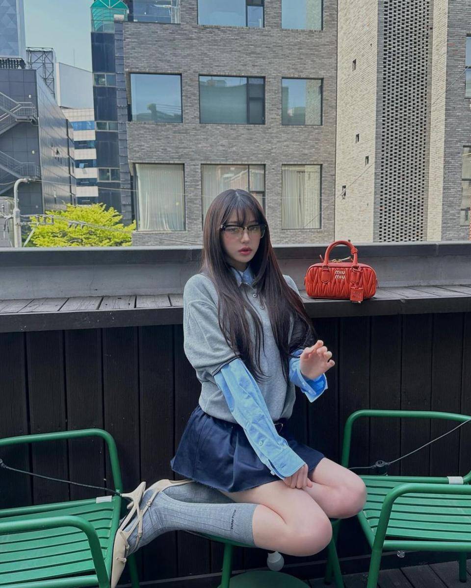 ide padu padan kemeja biru ala Wonyoung IVE (instagram.com/for_everyoung10)
