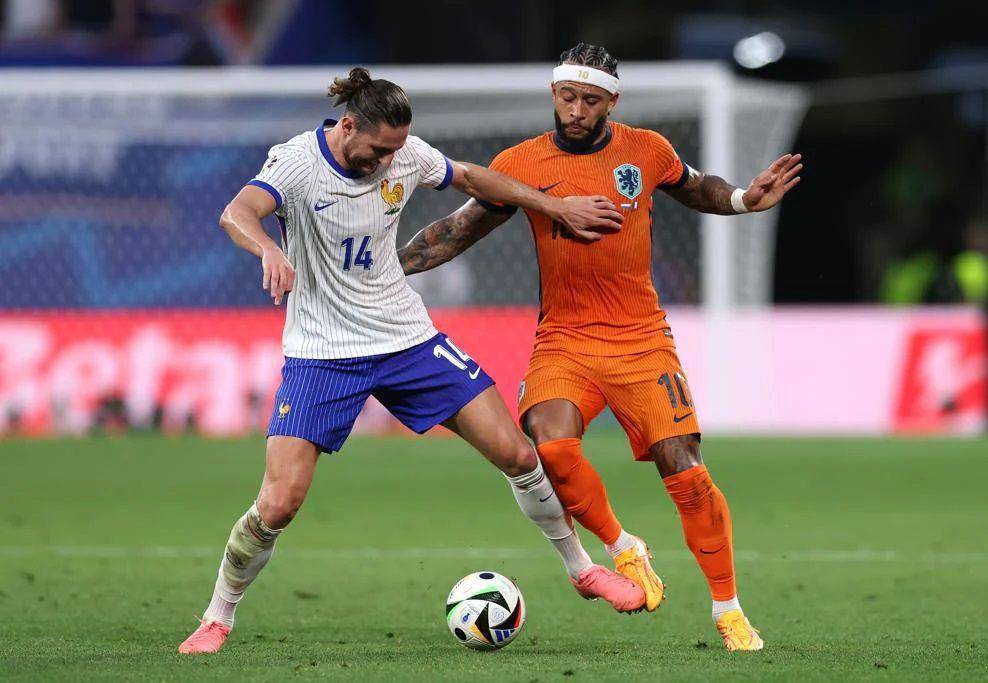 Adrien Rabiot berebut bola dengan Memphis Depay di Euro 2024. (uefa.com)