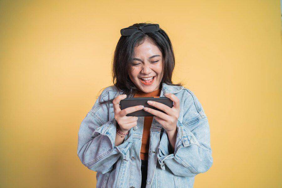 ilustrasi seorang perempuan bermain ponsel (Freepik/odua)