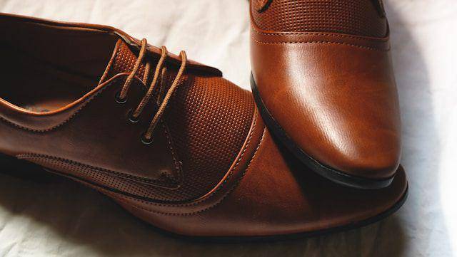 ilustrasi sepatu pria (unsplash.com/Ayrus Hill)