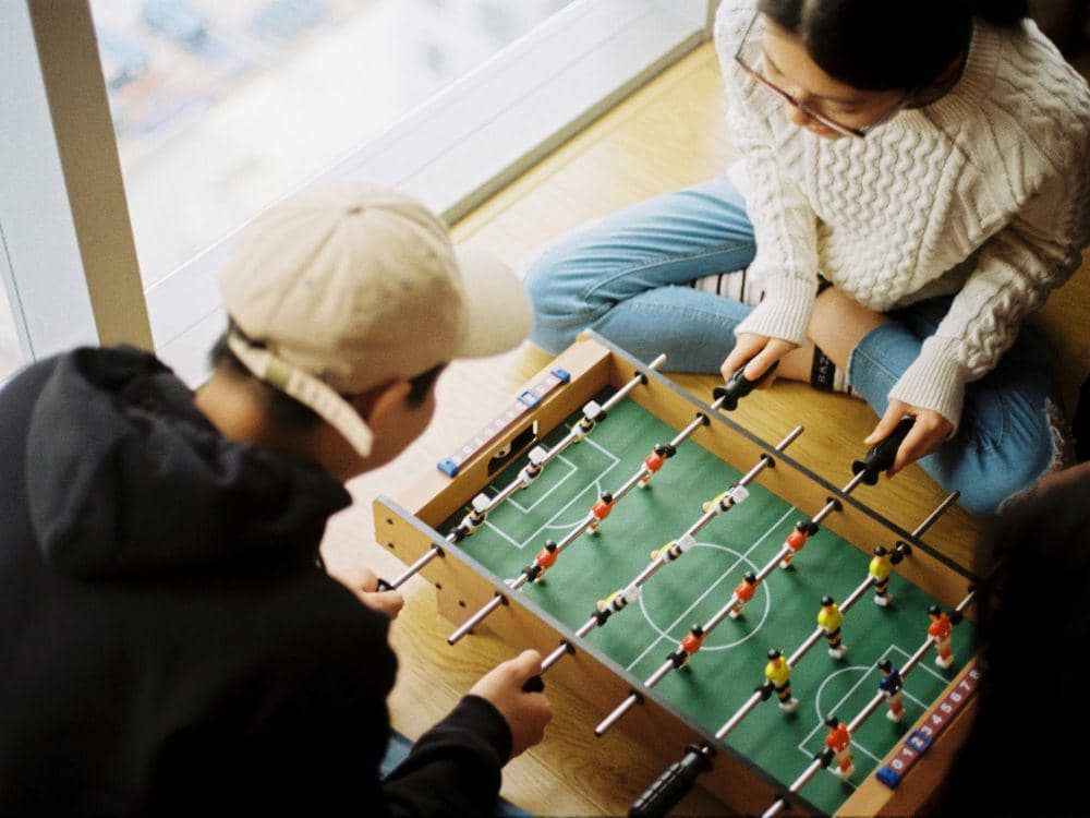 ilustrasi bermain football table (unsplash.com/Bao Truong)