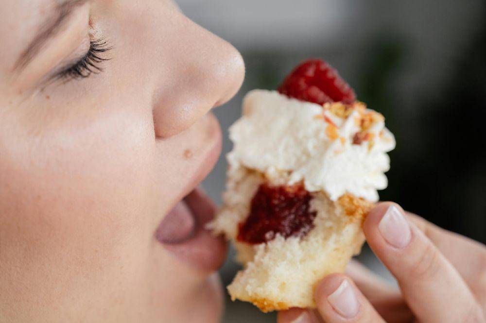 ilustrasi mengonsumsi makanan manis (pexels.com/SHVETS Production)