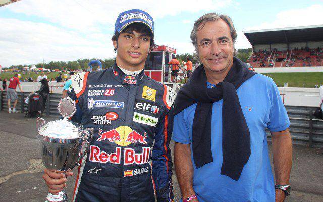 Carlos Sainz Jr. (kiri) bersama ayahnya Carlos Sainz Sr. (kanan) (Chris Schotanus/Essay Produkties via formulascout.com)