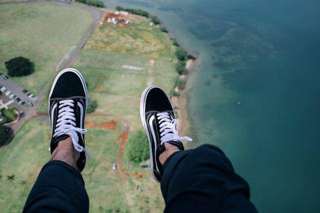 ilustrasi sepatu pria (unsplash.com/Colton Jones)