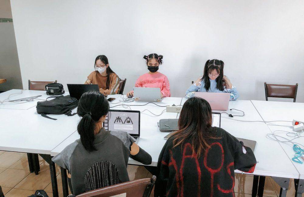 potret proyek sweater rework dari mahasiswa ESMOD Jakarta (dok. ESMOD Jakarta)