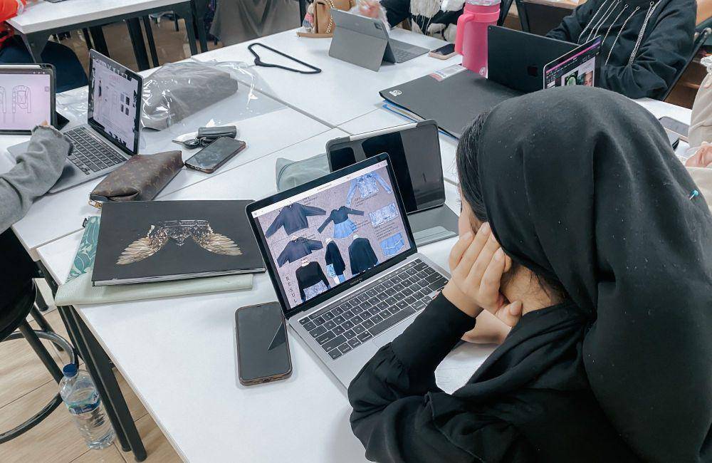 potret proyek sweater rework dari mahasiswa ESMOD Jakarta (dok. ESMOD Jakarta)
