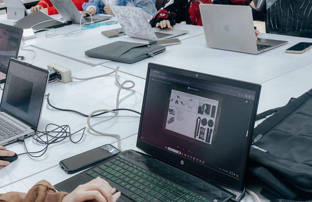 potret proyek sweater rework dari mahasiswa ESMOD Jakarta (dok. ESMOD Jakarta)
