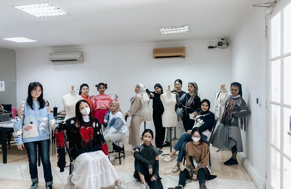 Dukung Fashion Ramah Lingkungan, ESMOD Jakarta Kenalkan Sweater Rework
