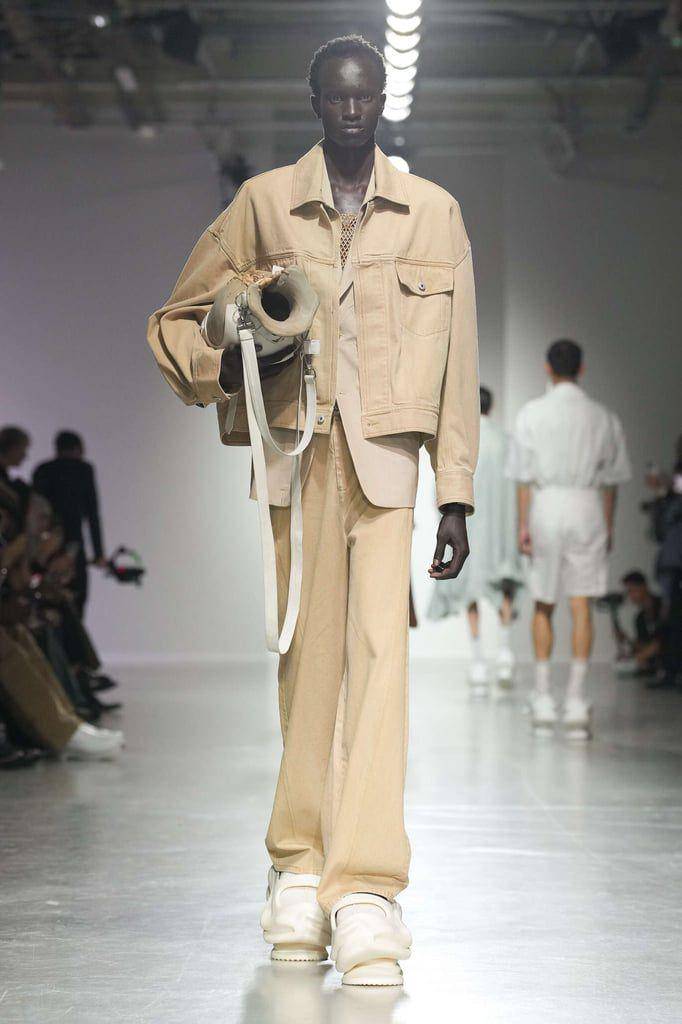Feng Chen Wang S/S '25 di Paris Fashion Week Menswear 2024 (instagram.com/runwaymenn)