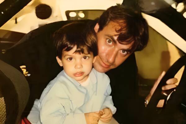 Carlos Sainz Jr. (kiri) bersama sang ayah Carlos Sainz Sr. (kanan) (formula1.com)